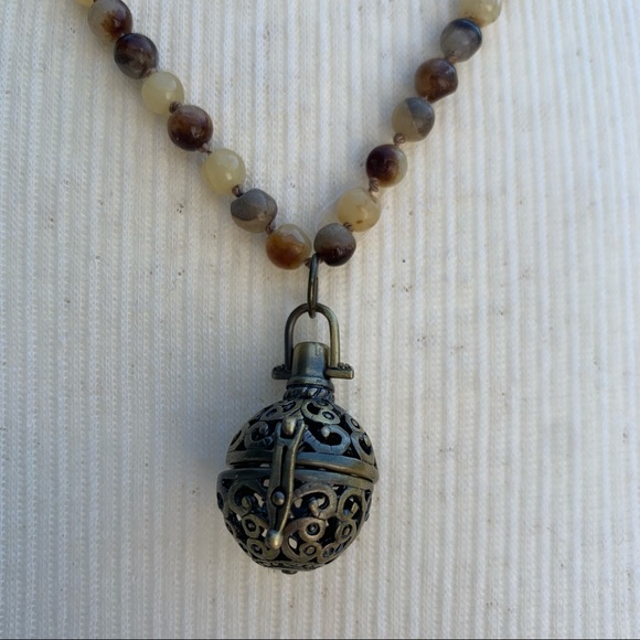 Jasper hand knotted necklace with pendant - Picture 2 of 7